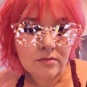 Meet your Posher, Mona